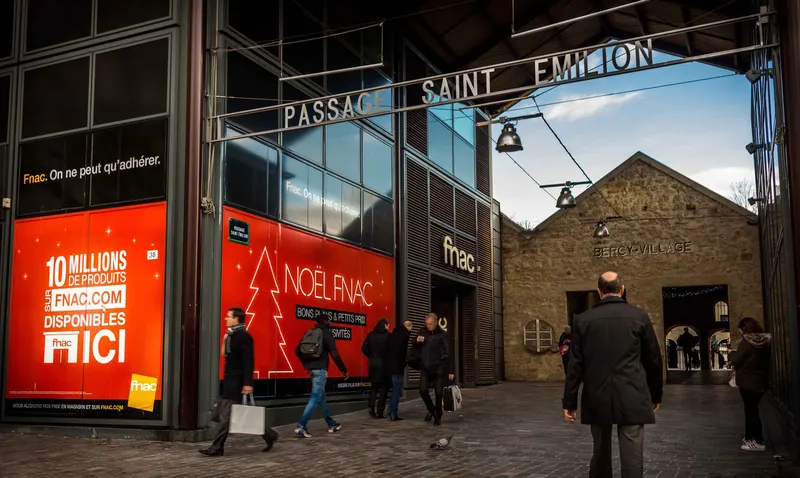 Habillage des vitrines de la Fnac