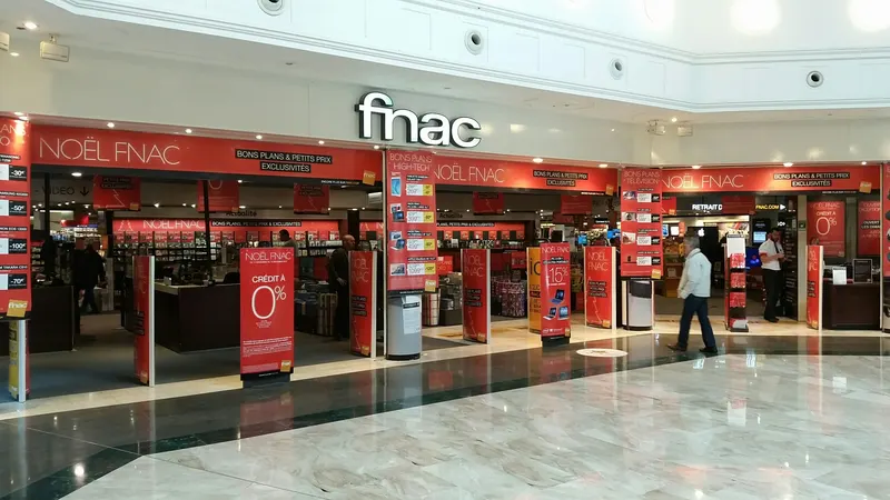 Habillage des vitrines de la Fnac